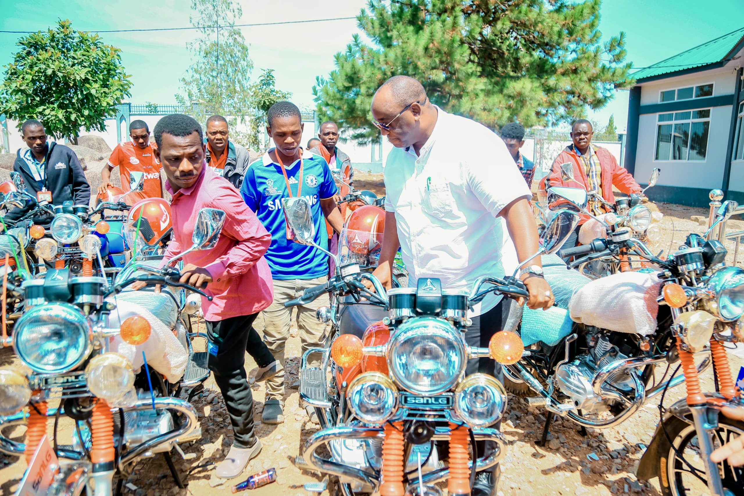 RC MTANDA AKABIDHI PIKIPIKI 18 KWA VIKUNDI 2 VYA VIJANA BUCHOSA