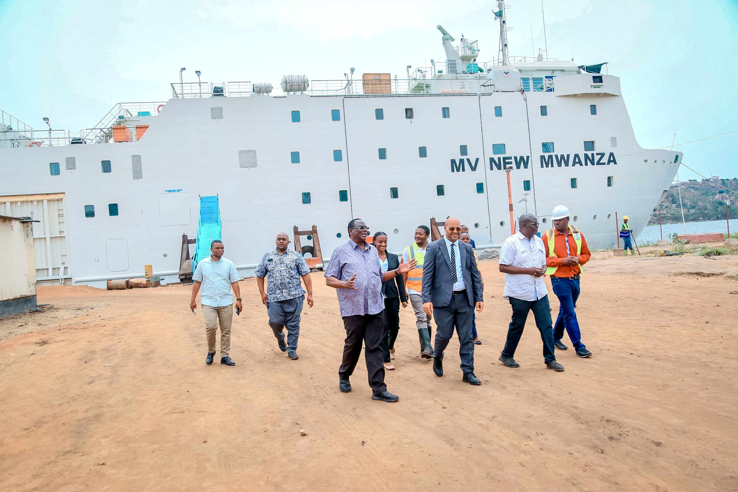 RC CP HAMDUNI ATEMBELEA BANDARI YA MWANZA KUSINI, AJIONEA SHUGHULI ZA USAFIRISHAJI